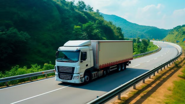 Camiones circulando en fila por una autopista europea