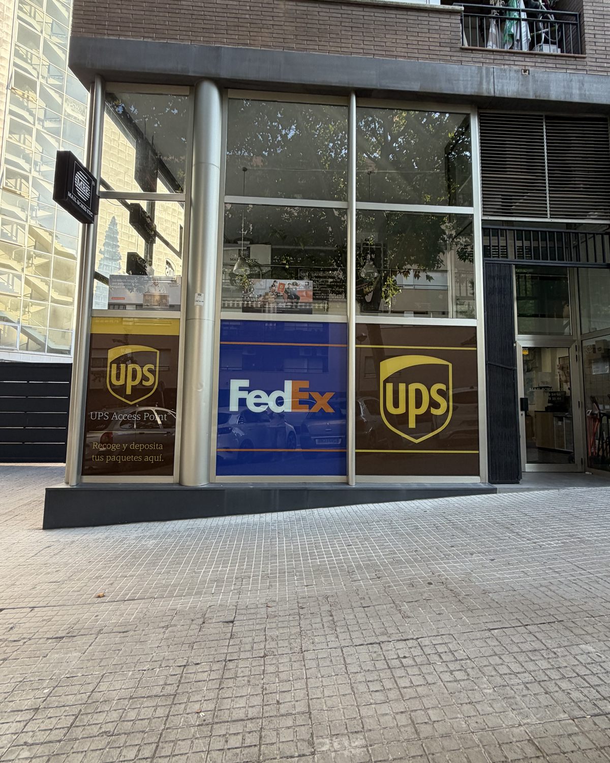 Escaparate del centro Mail Boxes Etc. de Mollet del Vallès, punto UPS Access Point