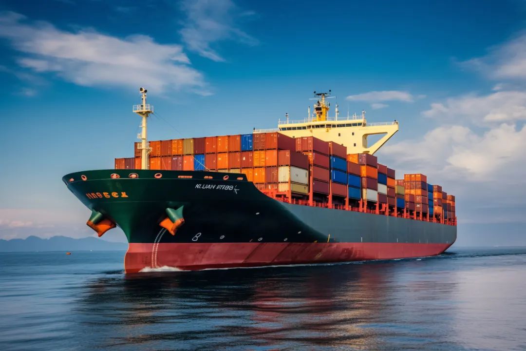 Buque portacontenedores cargado navegando mar adentro